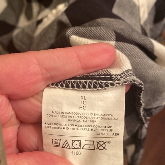 New xl old navy 1/2 button down top - Picture 4 of 5